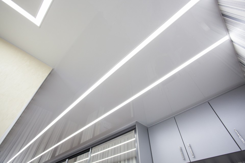 Заказать световые потолки с линией света в г. Троицкое